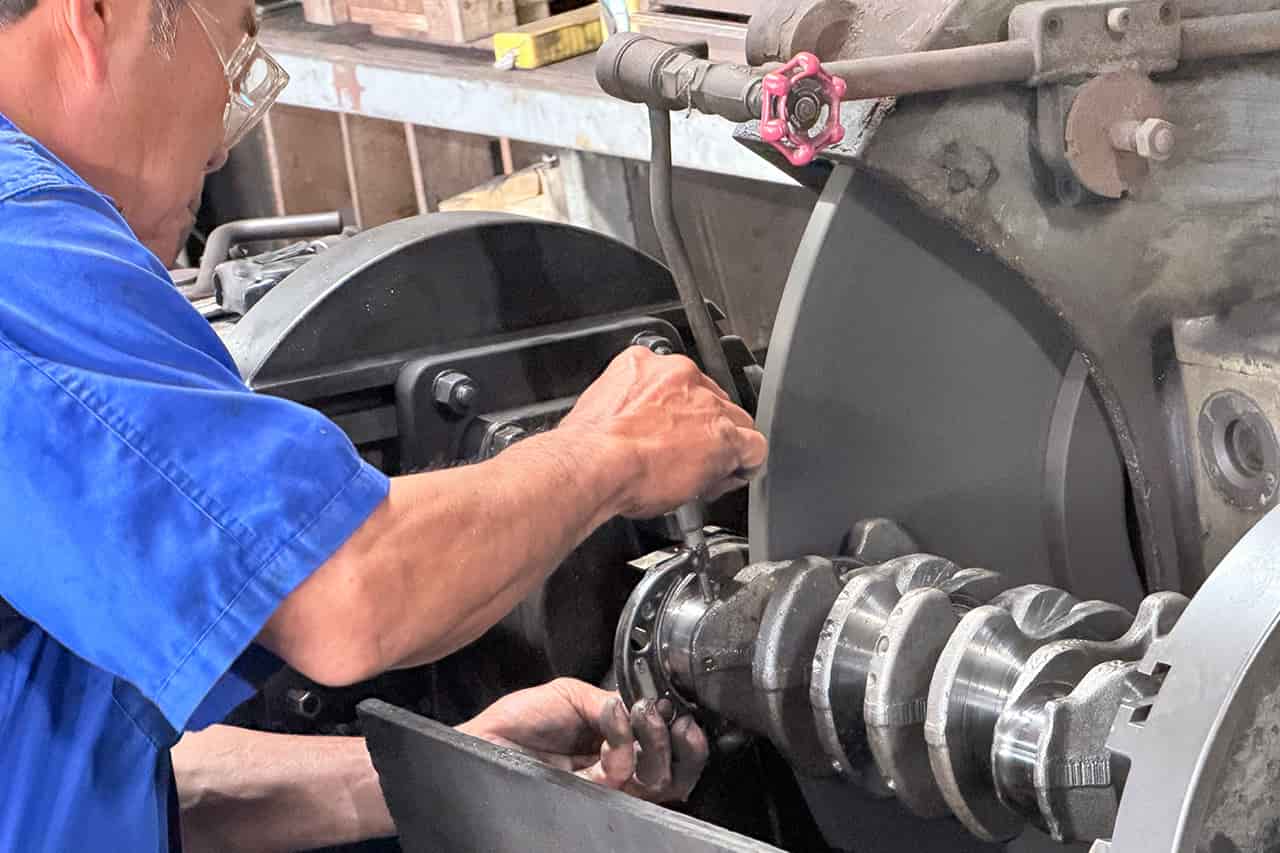 エンジンのオーバーホール・クランクシャフト研磨作業