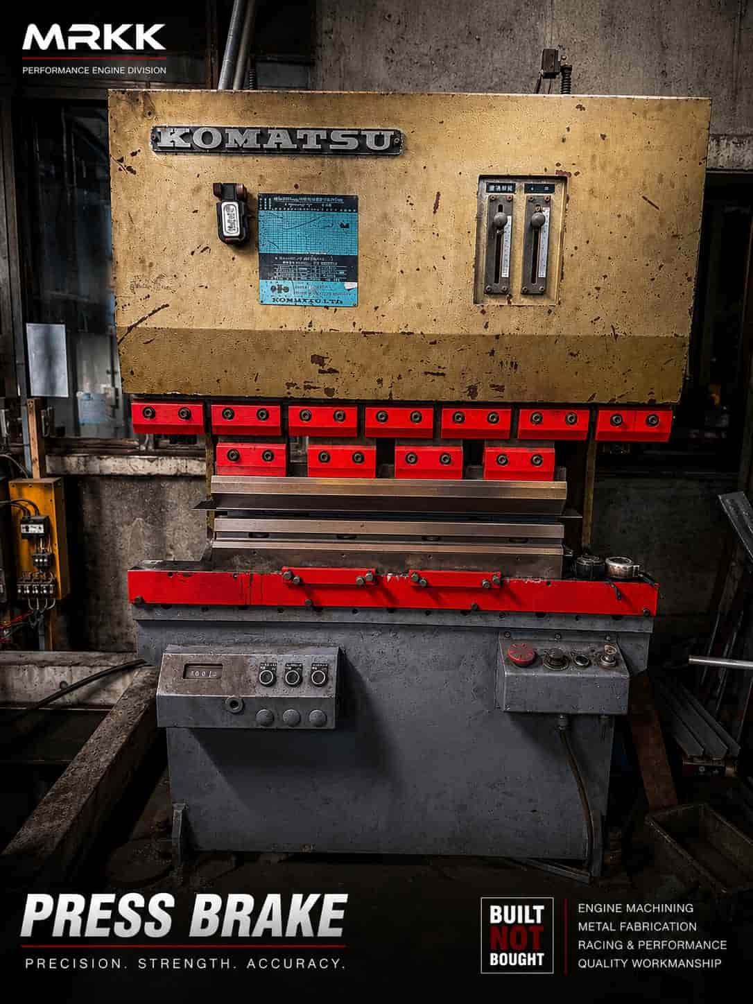 KOMATSU製の鉄板折り曲げ機（プレスブレーキ）